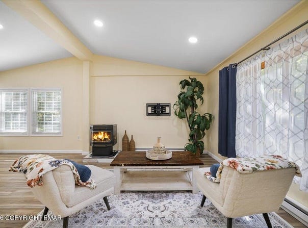 86 Windsor Road, Hawley, PA 18428