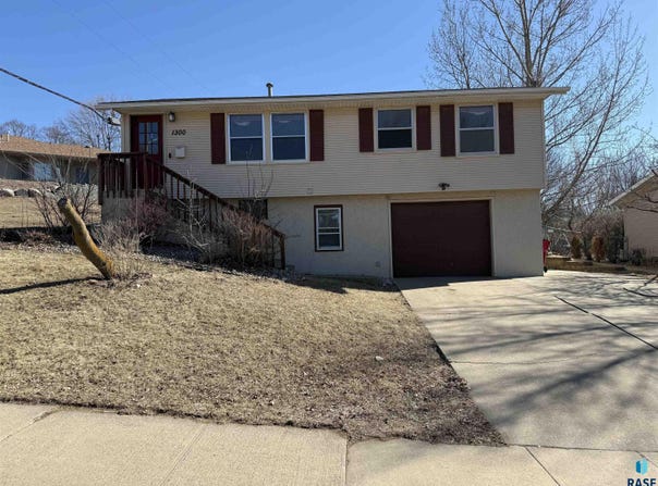 1300 S Point Dr, Sioux Falls, SD 57103-3436