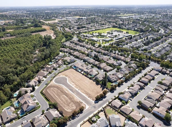 1762 N Pruess Ave, Clovis, CA 93619