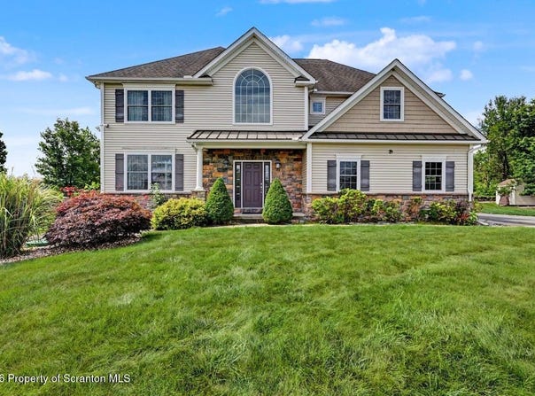 1002 Circle Green Drive, South Abington Twp, PA 18411