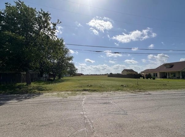 1200 Torres St, Lockhart, TX 78644