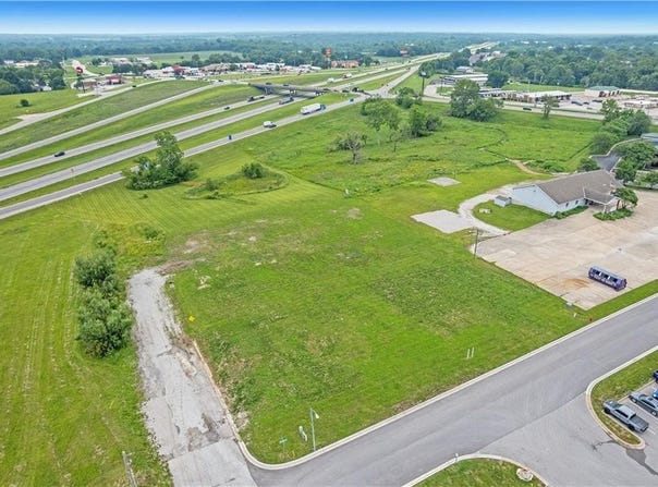 600 Schug Avenue, Peculiar, MO 64078