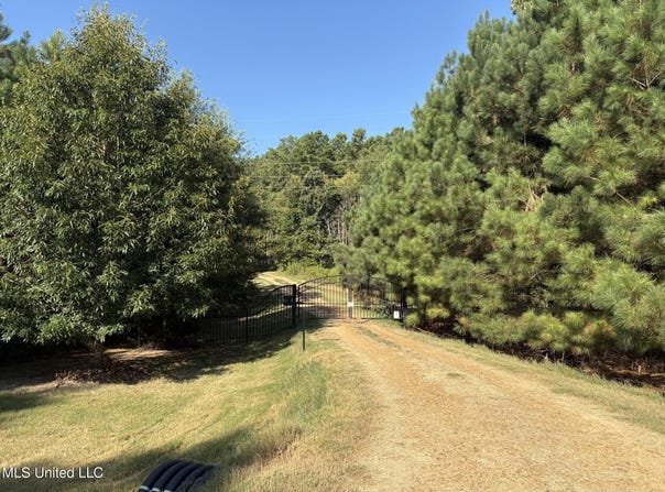 333 Paul White Road, Como, MS 38619