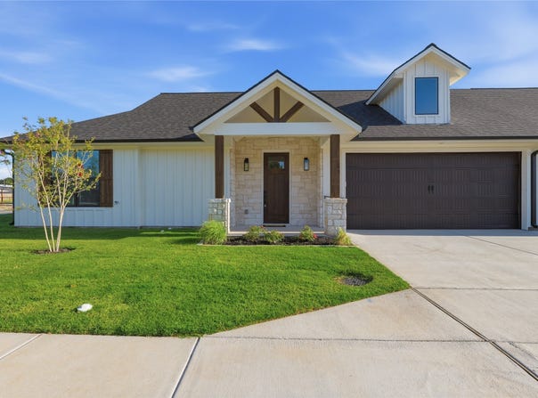 200 E Ewell Street, Granbury, TX 76048