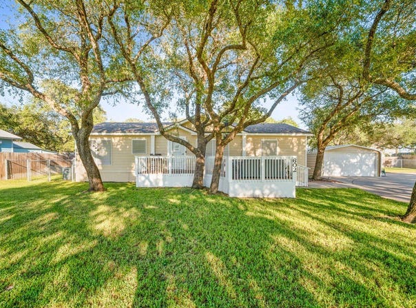 602 Pine Ave., ROCKPORT, TX 78382