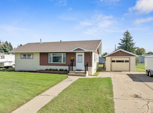 1825 5th St, Minot, ND 58701