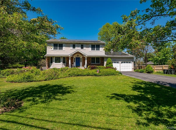 220 Windsor Avenue, Brightwaters, NY 11718