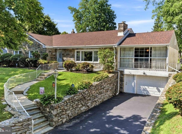 320 E KNOWLES Avenue, GLENOLDEN, PA 19036