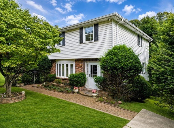 954 Auburn Ln, Irwin, PA 15642