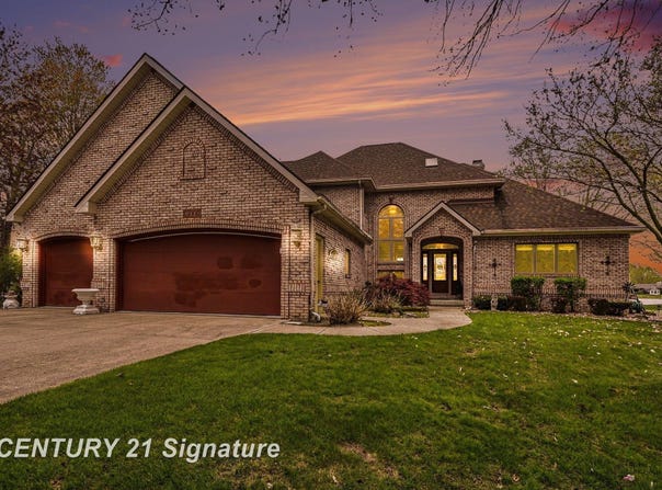 1944 E Lake Circle Drive, Saginaw, MI 48609