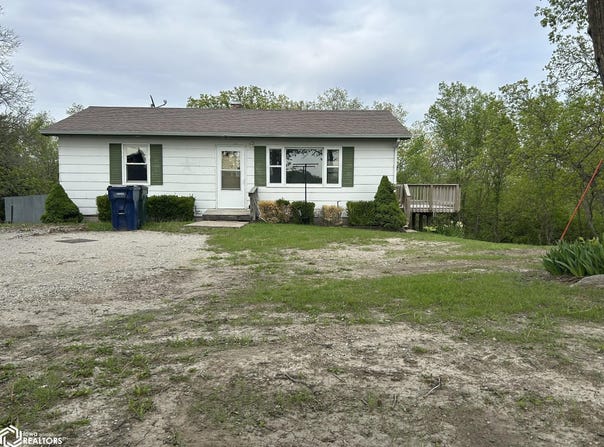 19700 Lakeview Rd, Leon, IA 50144