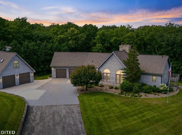 2048 Grand Boulevard, Waterloo, IA 50701