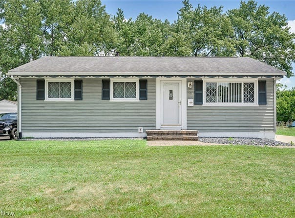 751 Dresden Drive, Hubbard, OH 44425