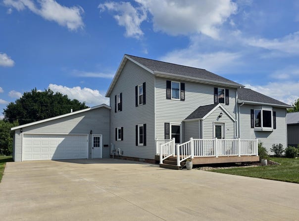 102 County Road 16 S, Comfrey, MN 56019