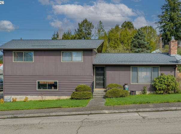 1005 MAPLE St, MyrtlePoint, OR 97458