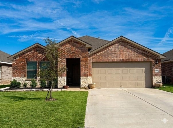 2415 Divot Lane, Navasota, TX 77868