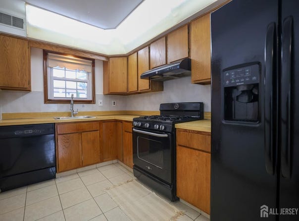 3 Jefferson Drive, Spotswood, NJ 08884