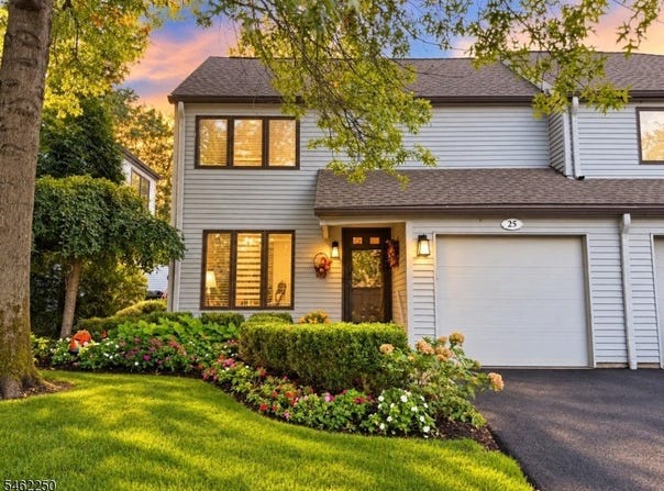 25 Stonegate Dr, Roseland Boro, NJ 07068-1109