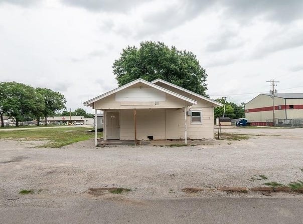 406 E Taylor Avenue, Caney, KS 67333