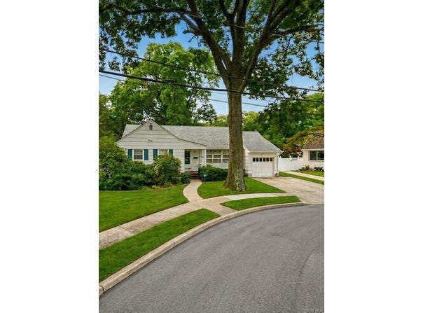75 Royal Drive, Freeport, NY 11520