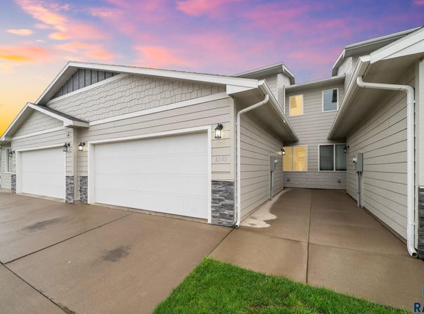 6102 S Alki Pl, Sioux Falls, SD 57108-7581