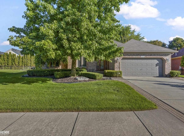 21225 Parkstone Drive, Macomb, MI 48044
