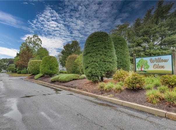 1 Willow Glen Court, Warwick, RI 02889