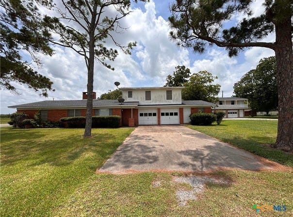 614 Apollo Drive, Edna, TX 77957