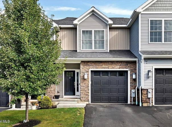 22 Stacey Way, Troy, NY 12180