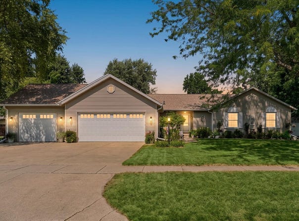 2002 Spruce Lane, Monticello, IL 61856
