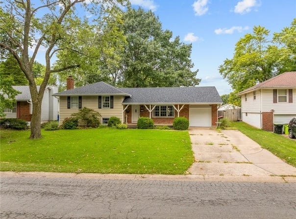 212 SW Craigmont Drive, Lee's Summit, MO 66081