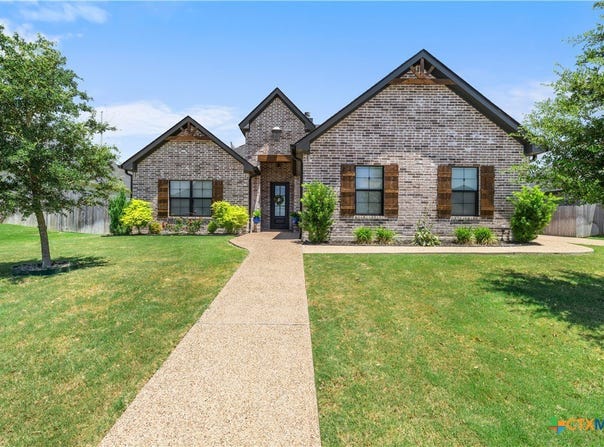 932 Gallant Fox Road, Hewitt, TX 76643