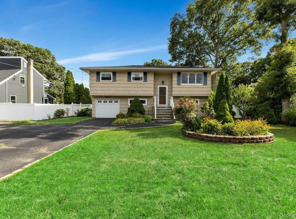 14 Floradora Drive, Mastic, NY 11950