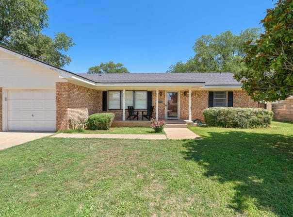 710 W Maple St, Dimmitt, TX 79027