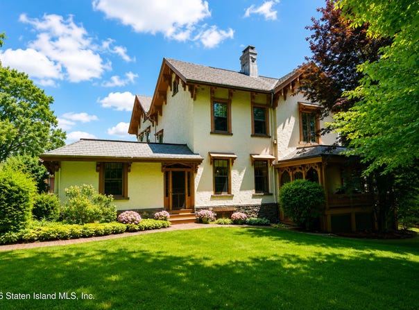 111 Douglas Road, Staten Island, NY 10304