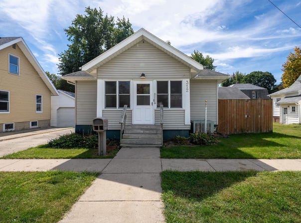 312 E South Street, Clinton, IL 61727