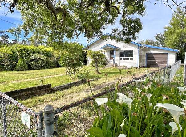 135 S 11TH St, Lakeside, OR 97449