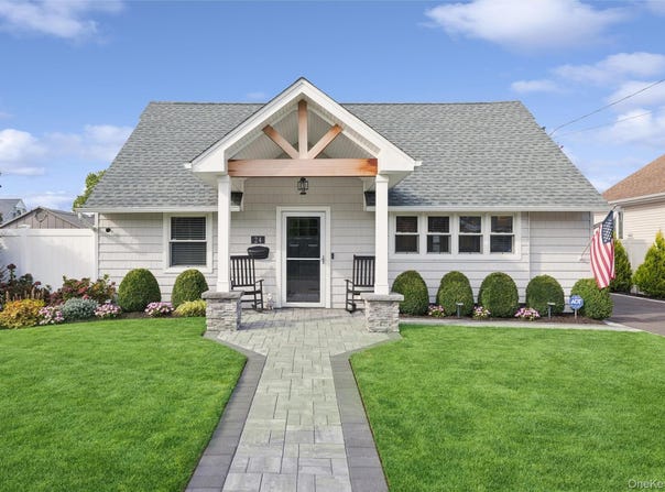 24 Essen Place, Bethpage, NY 11714