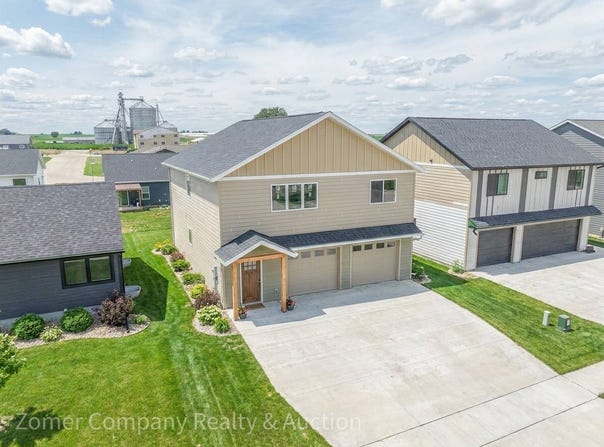 2105 Elm St, Hull, IA 51239