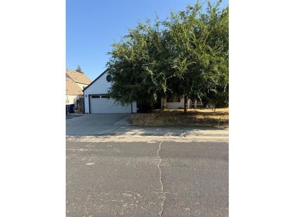 833 Burlingame Avenue, Clovis, CA 93612