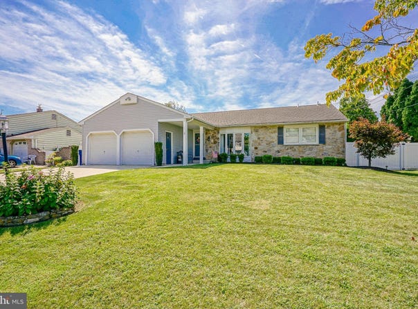 3 PEBBLE Lane, CHERRY HILL, NJ 08002