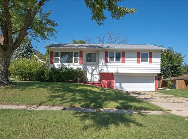 2520 Falbrook Drive NE, Cedar Rapids, IA 52402