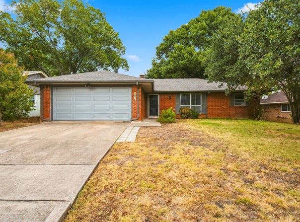 809 S Atkerson Lane, Euless, TX 76040
