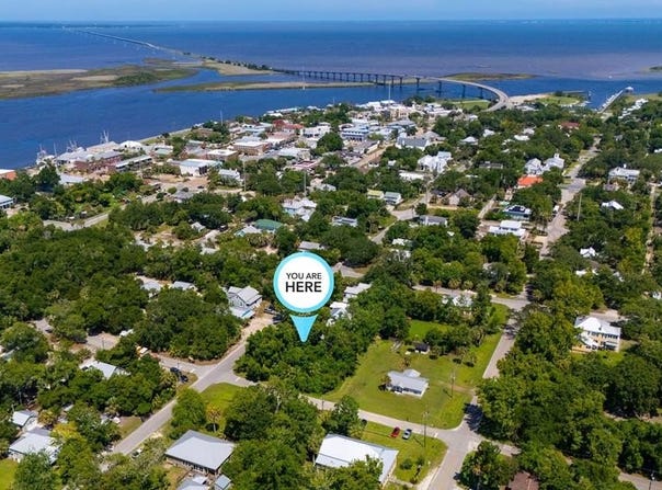 140 5th St, Apalachicola, FL 32320