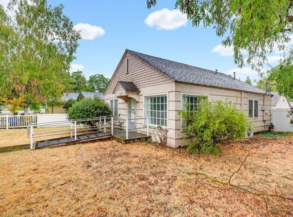 305 E Park Street, Grants Pass, OR 97527