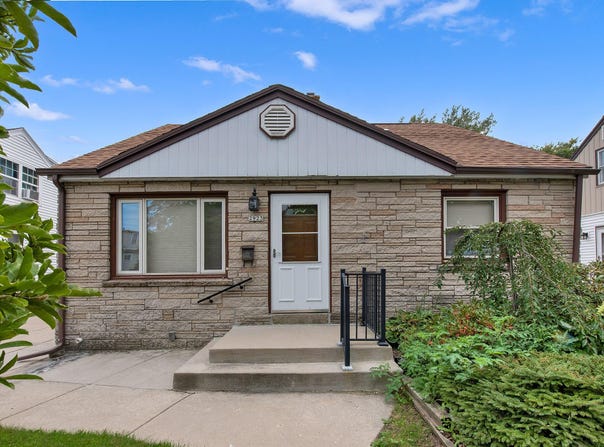 2923 E Cudahy Ave, Saint Francis, WI 53235