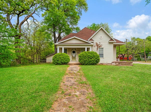 1363 Pine Bluff Street, Paris, TX 75460