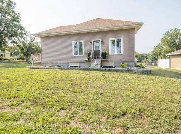 409 5th Ave N, Doon, IA 51235