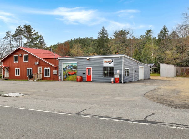 694 River Road, Mexico, ME 04257