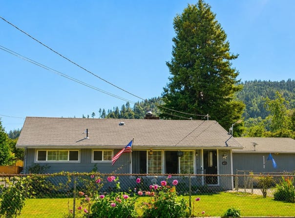 200 Redwood Road, Klamath, CA 95548